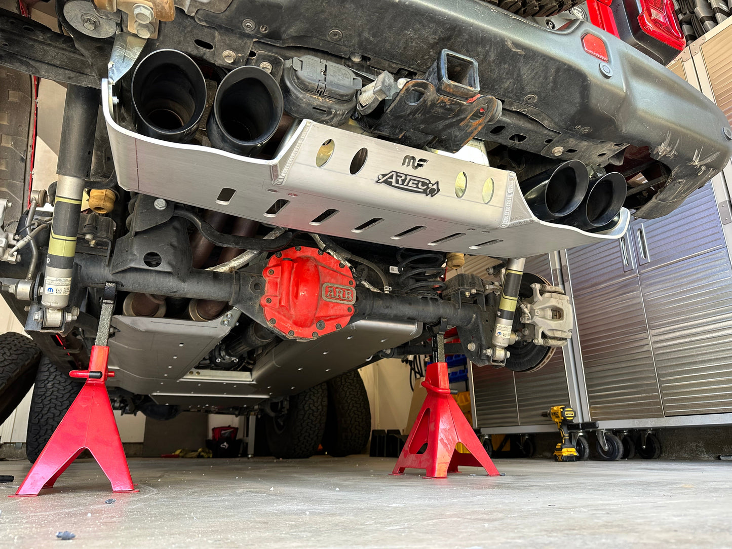 JLU MAGNAFLOW MUFFLER & TIP SKID - 4 door 392 HEMI ALUMINUM